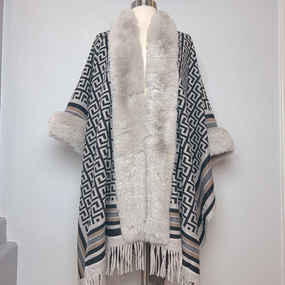 Poncho Cape Shawl Coat Women's Beige Black One Size Faux Fur Trim Geometric NWT